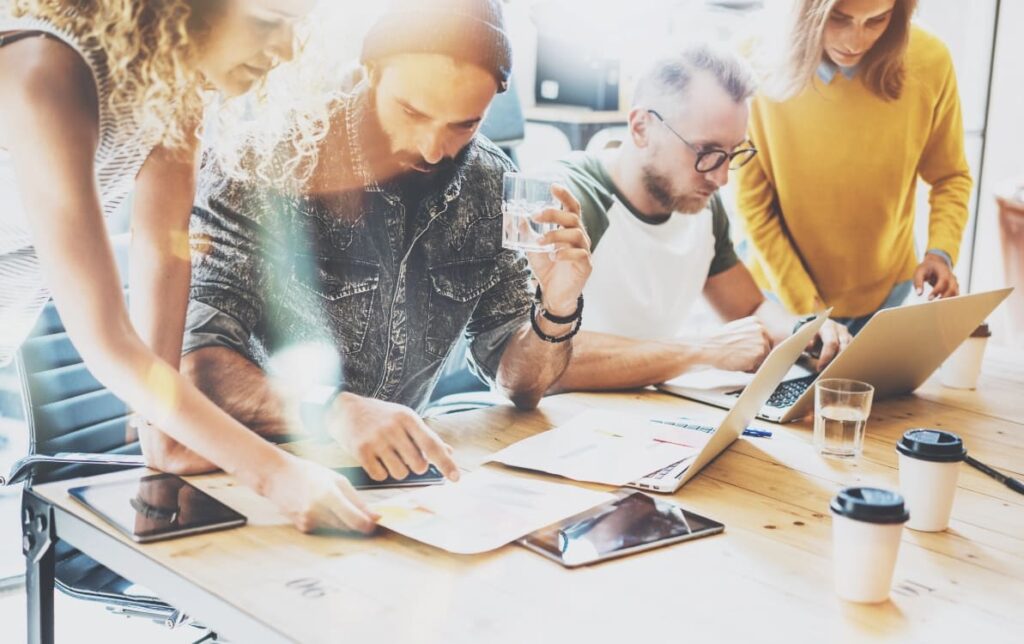 Hele det tekniske SEO-team hos SEO Kolding arbejder koncentreret på at fremtidssikre en kompleks hjemmesidestruktur og sikre topplaceringer i søgeresultaterne.