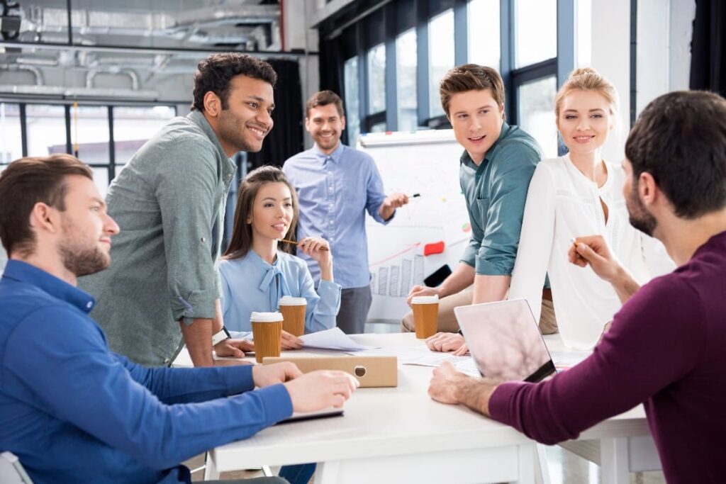 En faglig diskussion om optimering af landingssider hos SEO Kolding, hvor teamet analyserer brugerrejser og konverteringsrater for at skabe de bedste resultater for kunden.