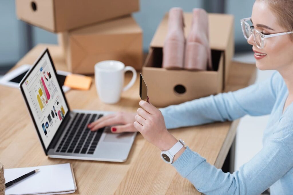 En dygtig studentermedhjælper hos SEO Kolding arbejder med at gøre en hjemmeside mobilvenlig og responsiv for at sikre en optimal brugeroplevelse på alle enheder.
